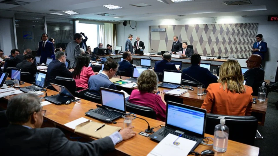 CCJ do Senado aprova porte de arma a agente socioeducativo e oficial de justiça