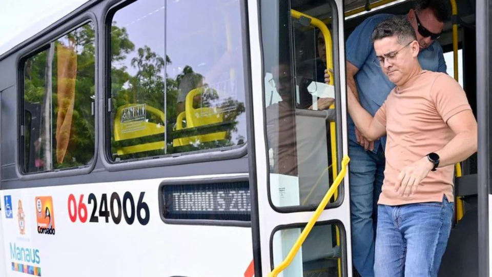David recusa mesa de negociação de R$ 500 milhões em dívida de ônibus, impedindo renovação da frota