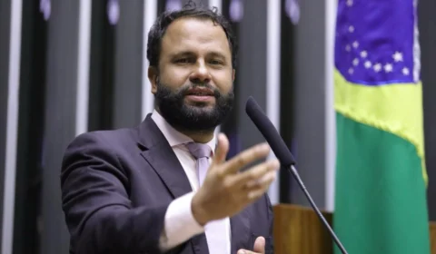 Pastor comunista do PSOL tenta barrar PEC que limita poder do STF