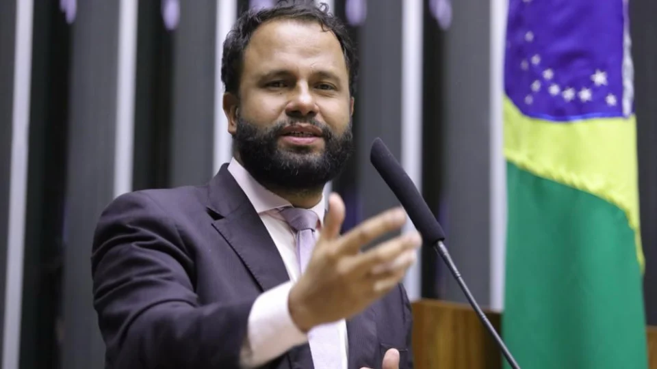 Pastor comunista do PSOL tenta barrar PEC que limita poder do STF