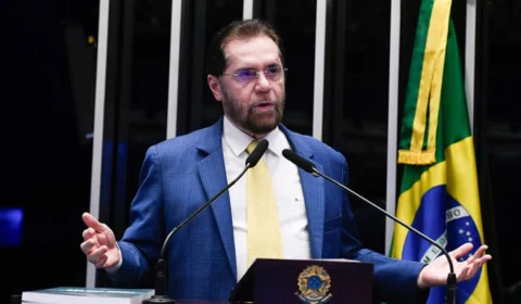 Plínio Valério critica repasses de verbas do Ministério do Meio Ambiente para ONGs