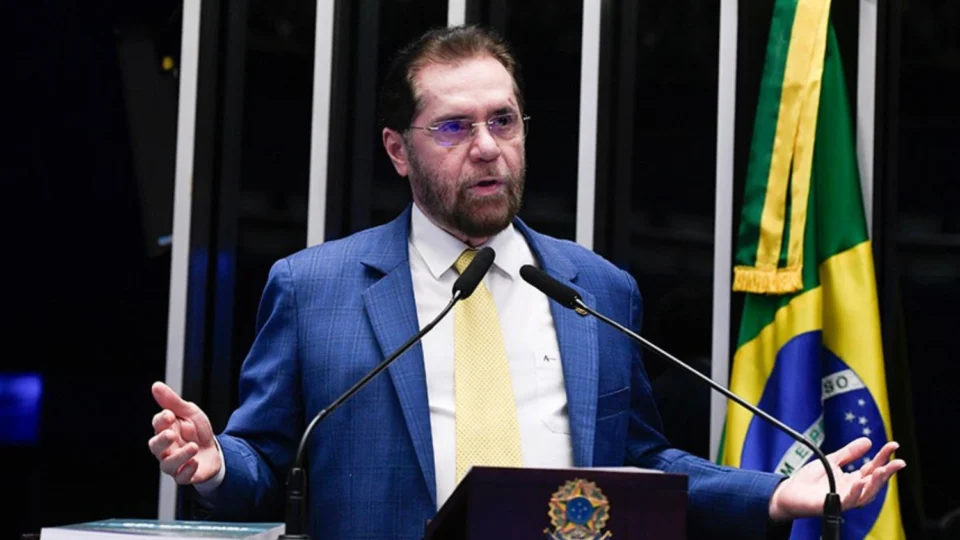 Plínio Valério critica repasses de verbas do Ministério do Meio Ambiente para ONGs