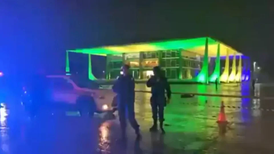 Explosões na Praça dos Três Poderes: Lula já deixou Palácio do Planalto