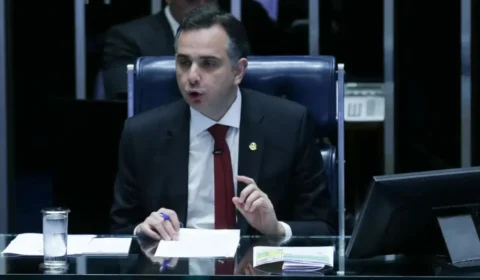 Após alta do dólar, Pacheco condiciona isenção do IR à situação fiscal