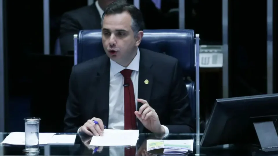 Após alta do dólar, Pacheco condiciona isenção do IR à situação fiscal