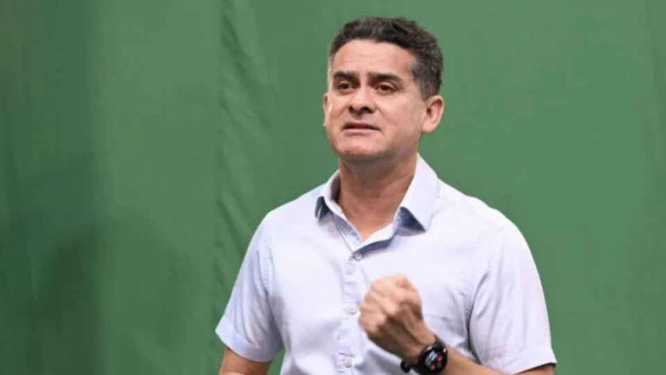 Prefeito David Almeida assina decreto de reajuste na taxa de iluminação pública em Manaus