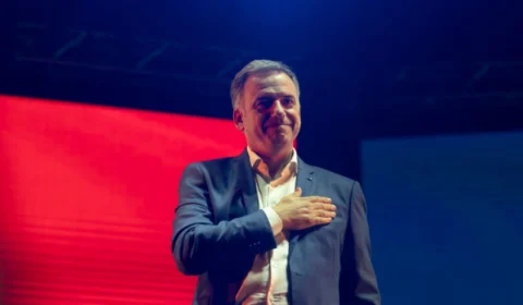 Esquerdista Yamandú Orsi vence eleições no Uruguai, segundo projeções