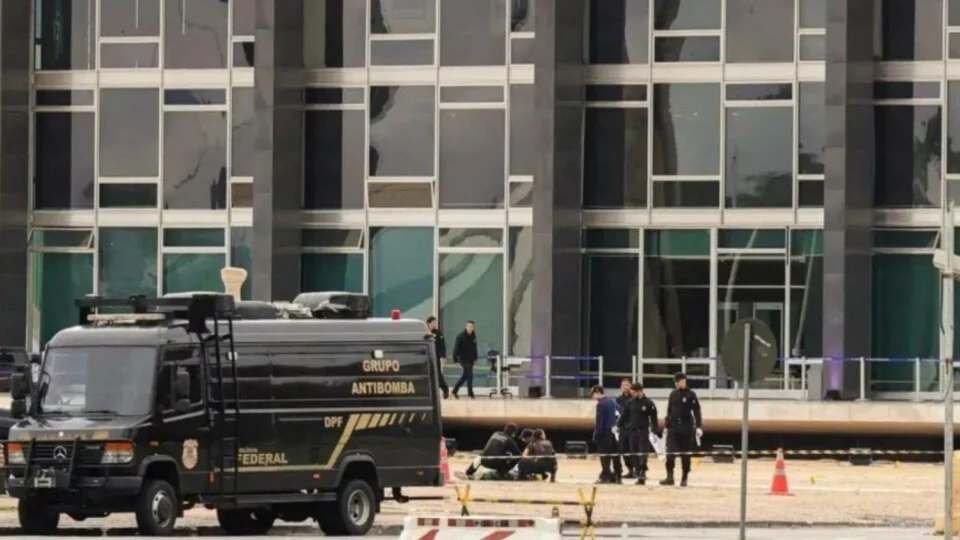 Mala é deixada perto da Câmara e mobiliza Esquadrão Antibomba