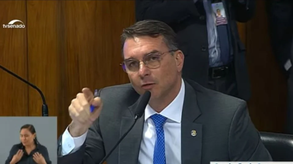 Flávio Bolsonaro admite Moraes entre os beneficiados por anistia