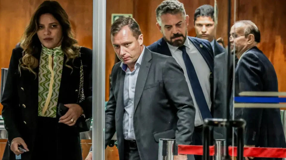 Moraes mantém delação de Mauro Cid sob sigilo