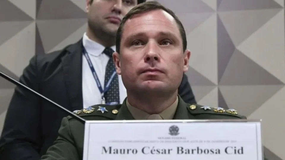 Mauro Cid depõe a Moraes e pode voltar à prisão por contradições em delação