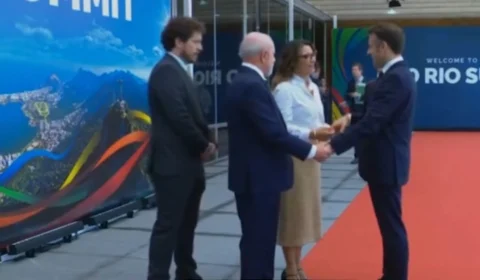 Janja quebra protocolo e cumprimenta Macron no G20