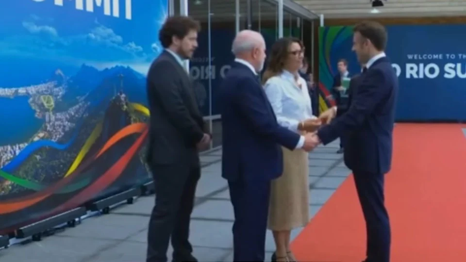 Janja quebra protocolo e cumprimenta Macron no G20