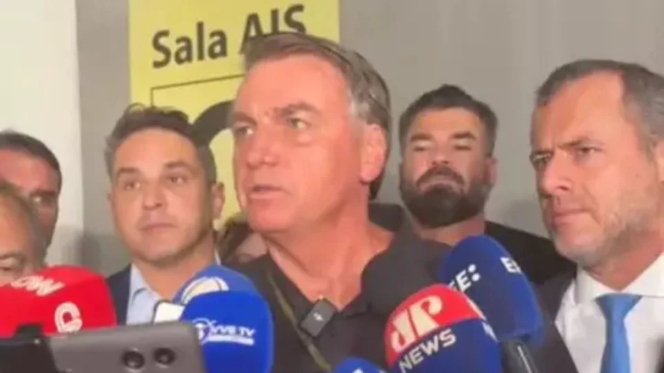 ‘A palavra golpe nunca esteve no meu dicionário’, afirma Bolsonaro em coletiva