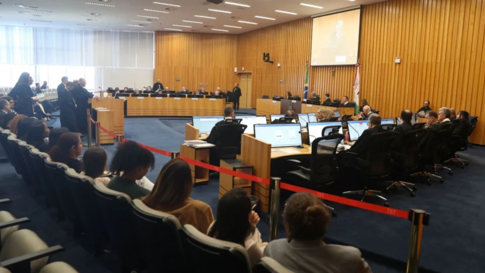 Reforma trabalhista se aplica a contratos anteriores à lei, decide TST