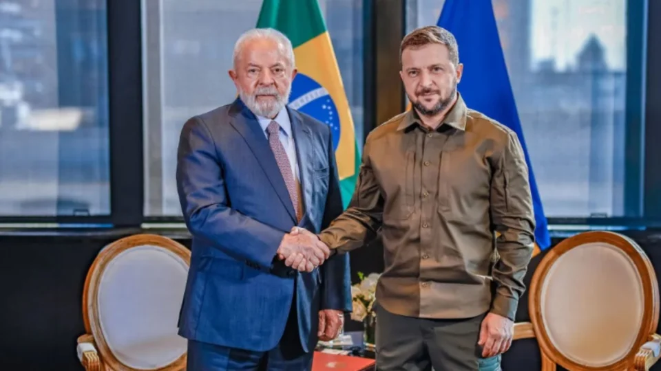 Zelensky critica Lula por posição fraca na guerra da Ucrânia