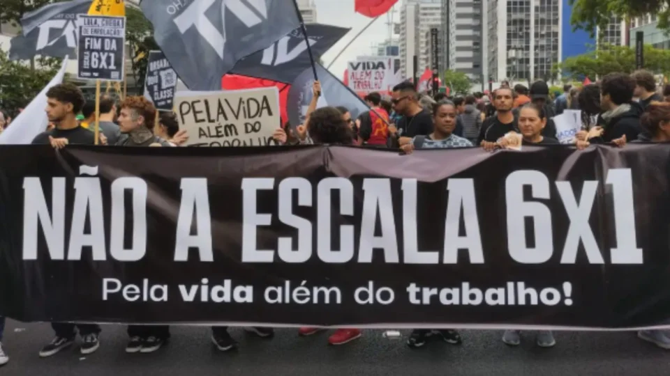 Manifestantes vão às ruas pelo fim da escala de trabalho 6×1