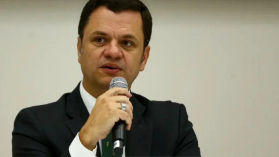 Moraes flexibiliza medidas cautelares de Anderson Torres para cuidar de mãe com câncer