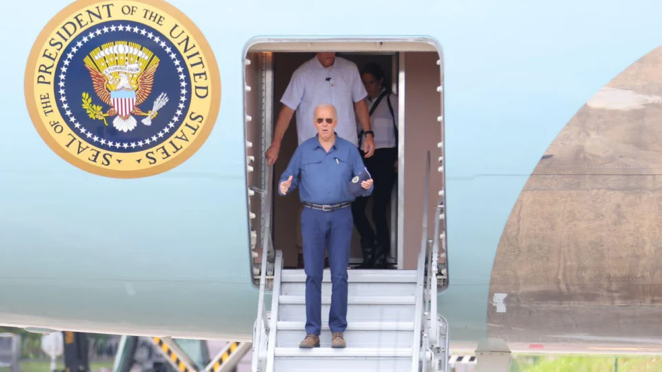 Presidente dos EUA, Joe Biden, desembarca em Manaus