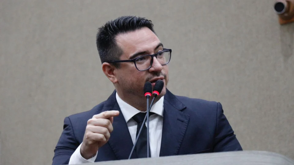 Rodrigo Guedes critica aumento de remanejamento no orçamento da Prefeitura de Manaus