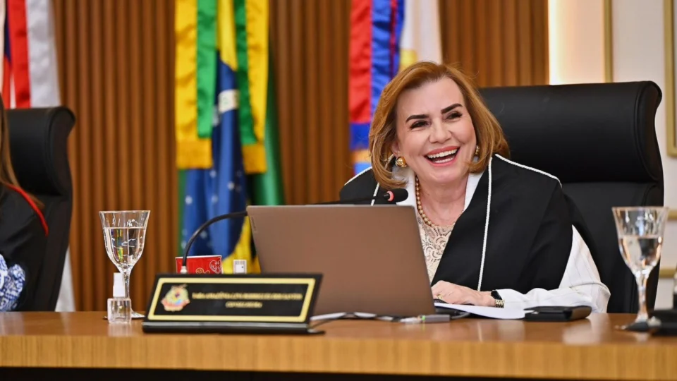 Em sessão extraordinária, Yara Lins é reeleita presidente do TCE-AM