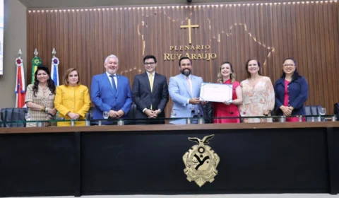 Juíza Aline Kelly recebe Título de Cidadã Amazonense na Aleam