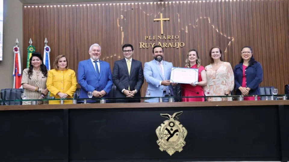 Juíza Aline Kelly recebe Título de Cidadã Amazonense na Aleam