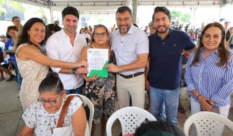 Wilson Lima entrega títulos definitivos para moradores do Residencial Gilberto Mestrinho