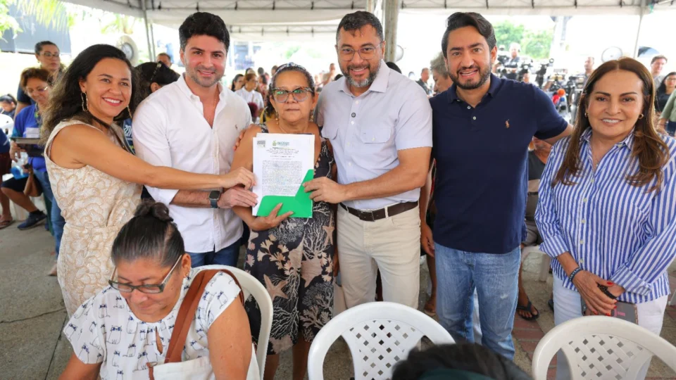 Wilson Lima entrega títulos definitivos para moradores do Residencial Gilberto Mestrinho