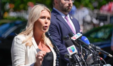 Assessora de 27 anos será porta-voz da Casa Branca com Trump