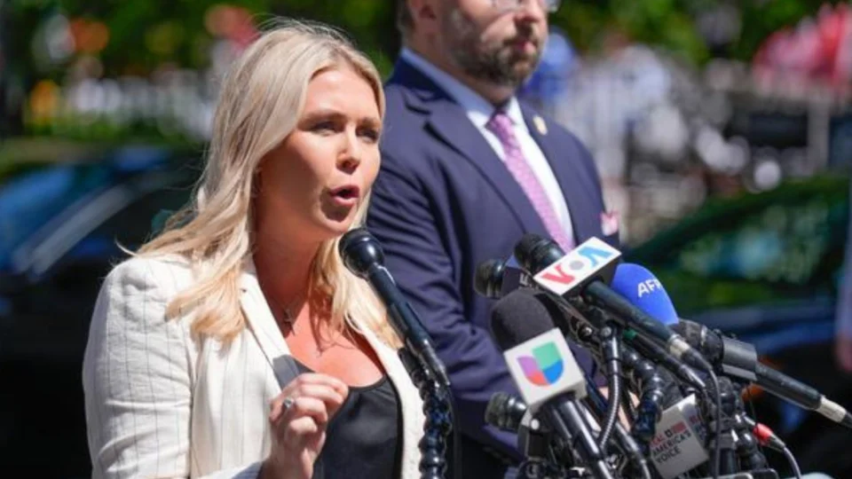 Assessora de 27 anos será porta-voz da Casa Branca com Trump