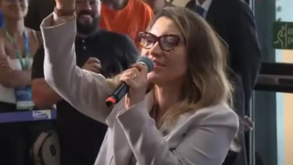 Janja xinga Elon Musk em evento paralelo do G20