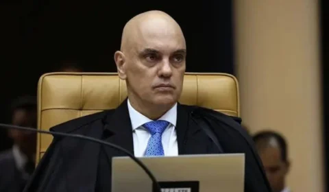 Vítima e juiz ao mesmo tempo, Moraes cita seu nome 44 vezes em decisão