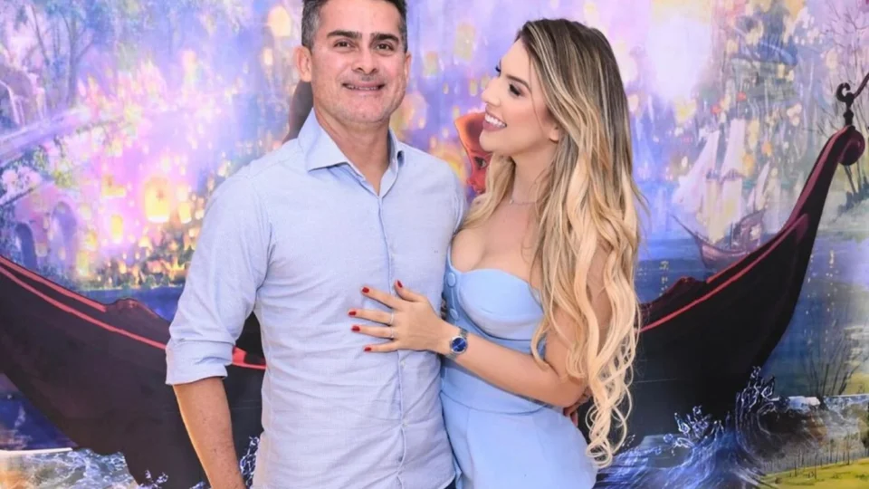 Por mais de R$ 5 milhões, Semsa contrata empresa que fez pagamentos à atual primeira-dama de Manaus