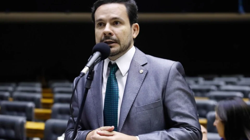 Alberto Neto dá parecer favorável a PLP que aumenta número de deputados federais do AM