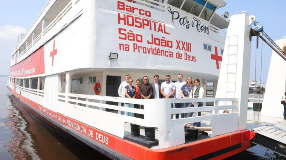 Wilson Lima vistoria barco hospital que fará atendimentos de saúde para comunidades ribeirinhas