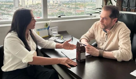 Aliada de Lula, Eliziane Gama visita Manaus para pedir apoio de Plínio para presidência do Senado