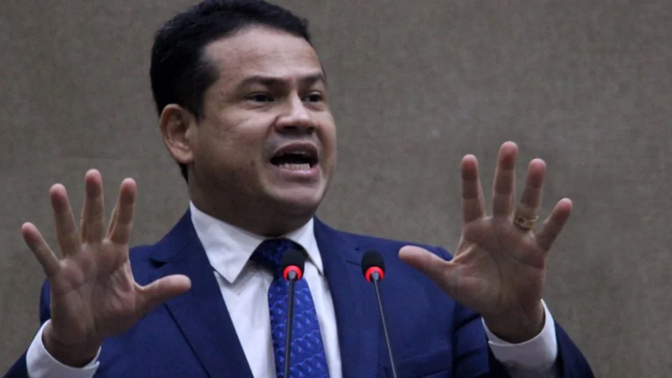 Líder do prefeito na Câmara é obrigado a retratar fake news contra governo do Amazonas