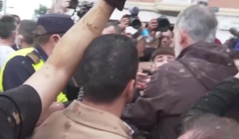 Manifestantes chamam rei Felipe VI de ‘assassino’ durante visita a área inundada na Espanha