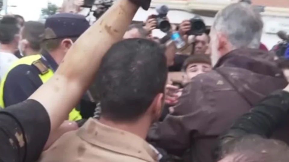 Manifestantes chamam rei Felipe VI de ‘assassino’ durante visita a área inundada na Espanha