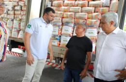 Wilson Lima entrega mais de 200 toneladas de alimentos para pescadores afetados pela estiagem