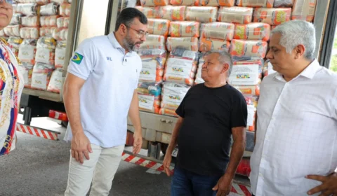 Wilson Lima entrega mais de 200 toneladas de alimentos para pescadores afetados pela estiagem