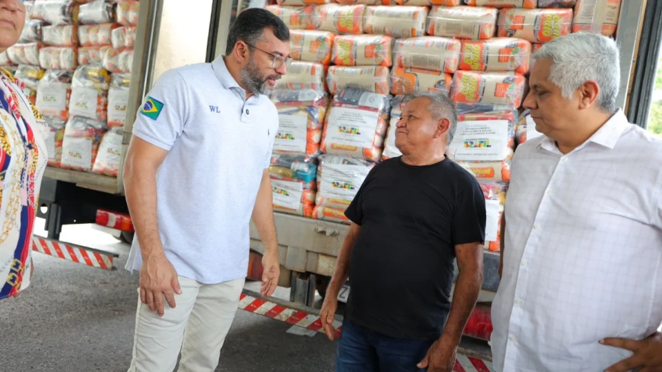 Wilson Lima entrega mais de 200 toneladas de alimentos para pescadores afetados pela estiagem