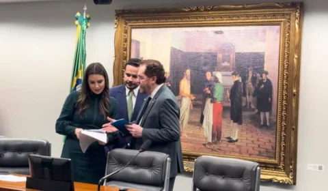 Capitão Alberto Neto recebe premiação por Excelência Parlamentar