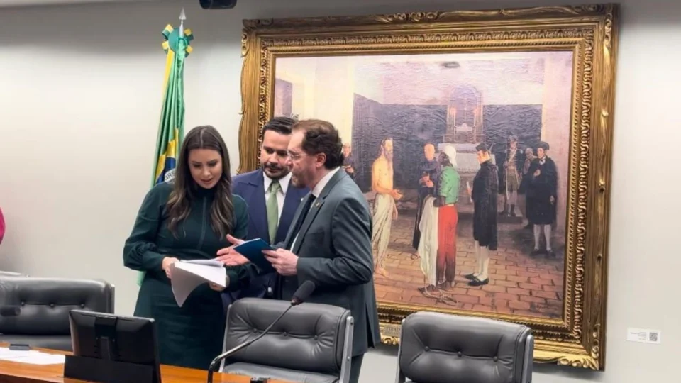 Capitão Alberto Neto recebe premiação por Excelência Parlamentar