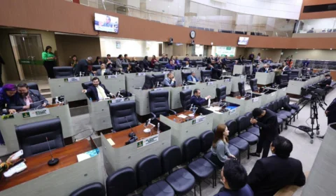 Vereadores terão opção de renúncia a reajuste salarial na Câmara de Manaus