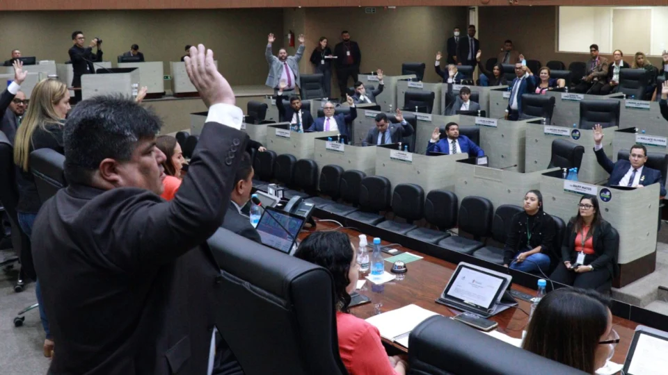 Projeto de reajuste de aumento salarial para vereadores, prefeito e secretários avança na CMM