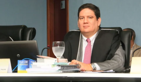 Defesa de Ari Moutinho Júnior contesta afastamento do TCE-AM e denuncia “perseguição”