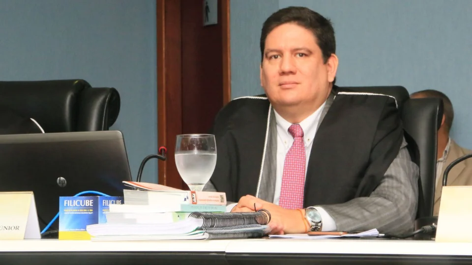 Defesa de Ari Moutinho Júnior contesta afastamento do TCE-AM e denuncia “perseguição”