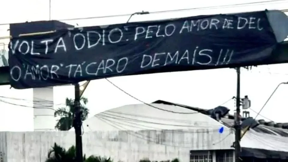 Faixa em Manaus critica governo Lula e pede “volta de Bolsonaro”